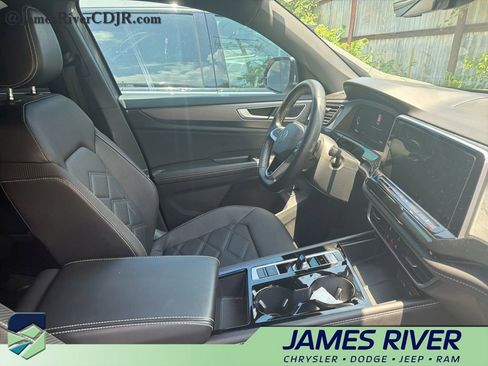 Used 2024 Volkswagen Atlas Cross Sport SE FWD image 2