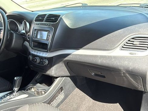 Used 2017 Dodge Journey SXT w/ Comfort/Convenience Group image 40