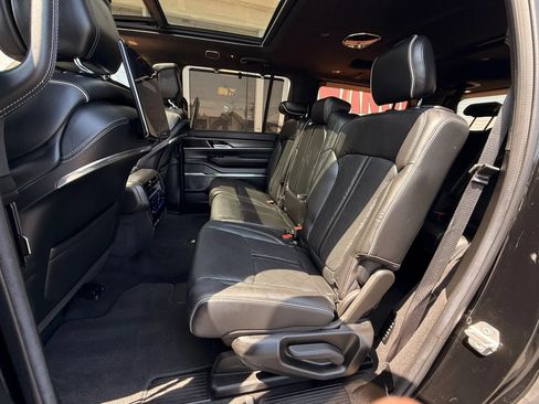 Used 2022 Jeep Grand Wagoneer Series II AWD/4WD image 13