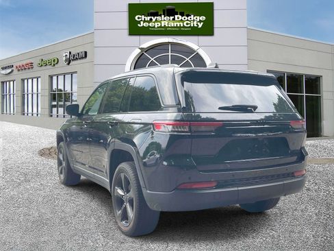 Used 2023 Jeep Grand Cherokee Limited w/ Black Appearance Package AWD/4WD image 7