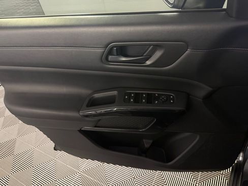 Used 2024 Nissan Pathfinder S image 25