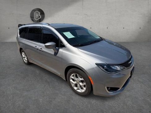 Used 2018 Chrysler Pacifica Touring-L w/ Tire & Wheel Group FWD image 8