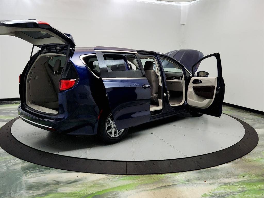 Used 2020 Chrysler Pacifica Touring FWD image 11