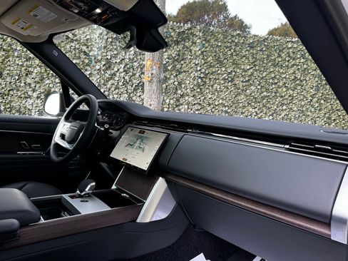 Used 2025 Land Rover Range Rover SE image 25