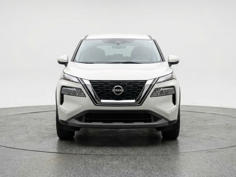 Used 2025 Nissan Rogue SV FWD image 2
