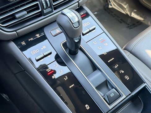 Used 2024 Porsche Macan image 28