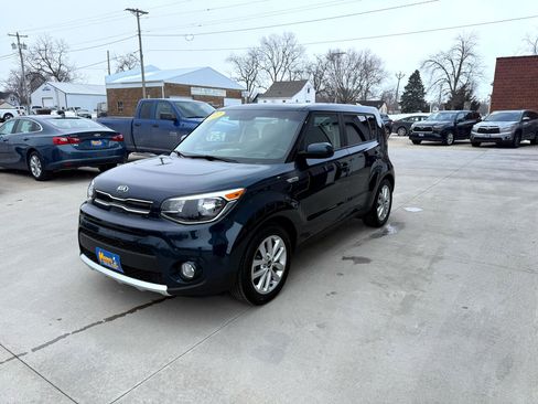 Used 2017 Kia Soul + image 3