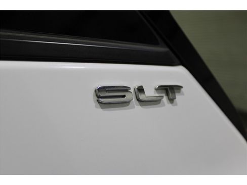 Used 2023 GMC Terrain SLT image 16