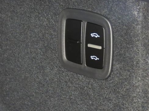 Certified 2025 Porsche Macan 4 Electric AWD/4WD image 48