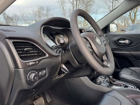 Used 2022 Jeep Cherokee Trailhawk image 2