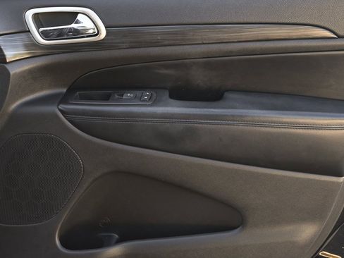 Used 2021 Jeep Grand Cherokee Laredo X image 19