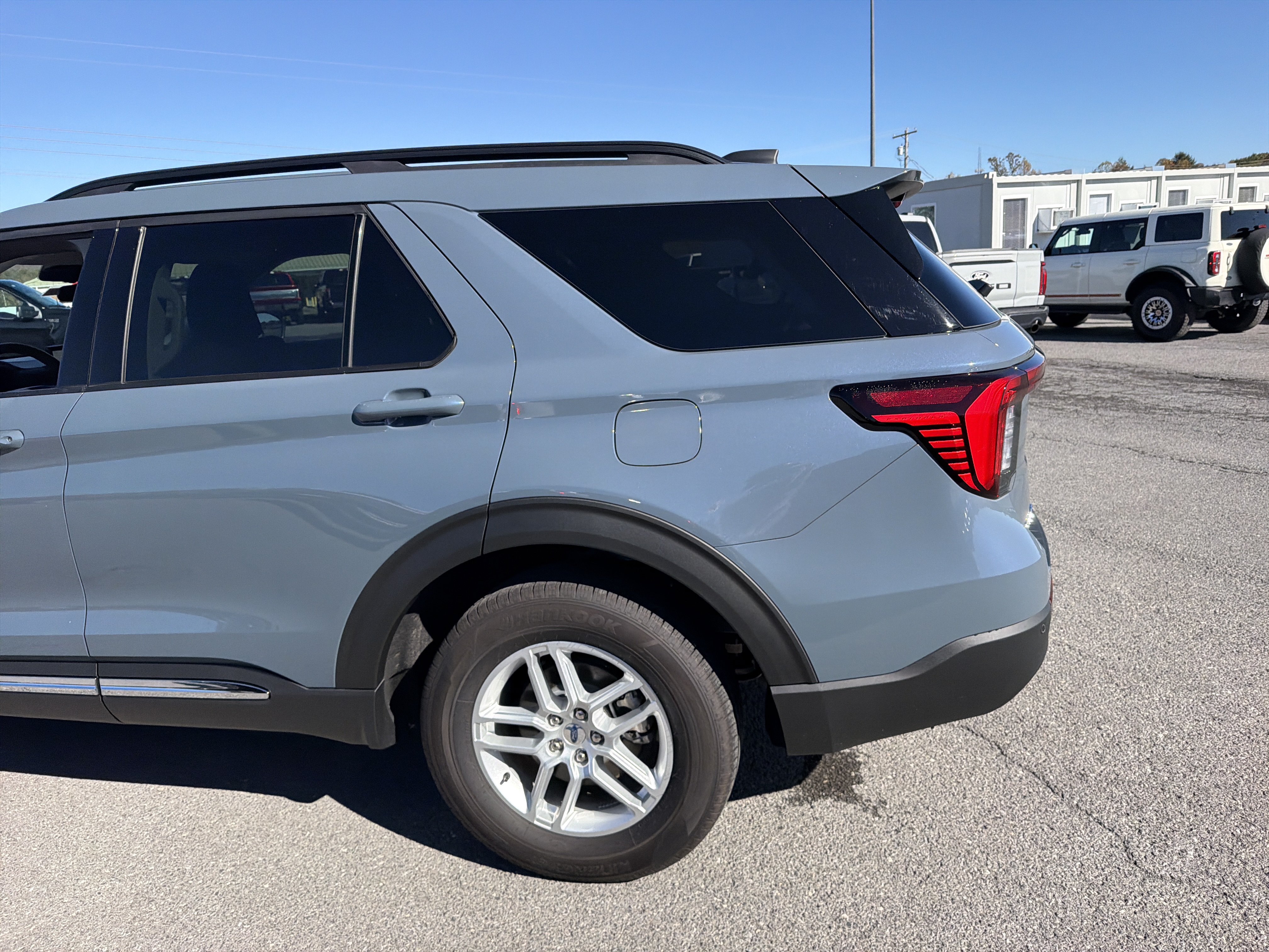 Used 2025 Ford Explorer Active AWD/4WD image 7
