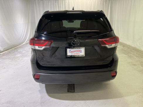 Used 2019 Toyota Highlander SE w/ Nightshade Edition AWD/4WD image 9