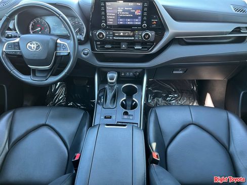 Used 2022 Toyota Highlander XLE FWD image 17