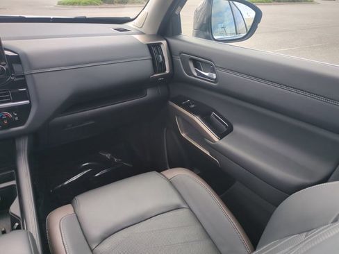 Used 2024 Nissan Pathfinder Platinum w/ Black Appearance Package image 19