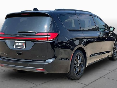 Used 2025 Chrysler Pacifica Limited FWD image 12