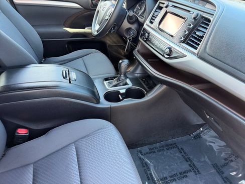 Used 2016 Toyota Highlander LE FWD image 9