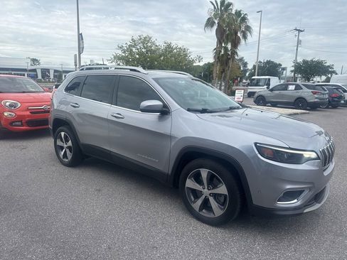 Used 2019 Jeep Cherokee Limited w/ Technology Group FWD image 3