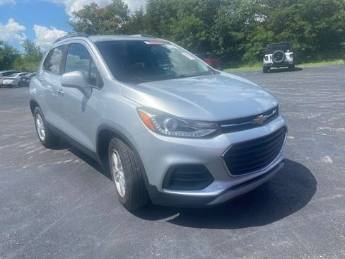 Used 2019 Chevrolet Trax LT w/ LT Convenience Package FWD image 2