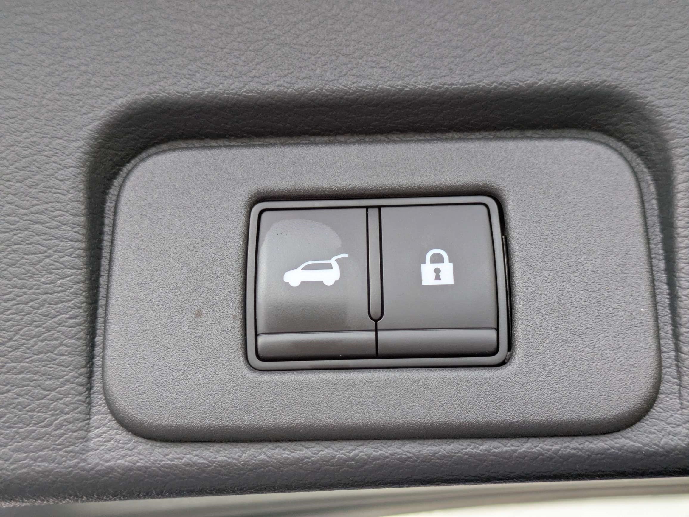Used 2025 Nissan Rogue Platinum FWD image 13