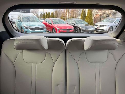 Used 2025 Kia Sorento S image 13