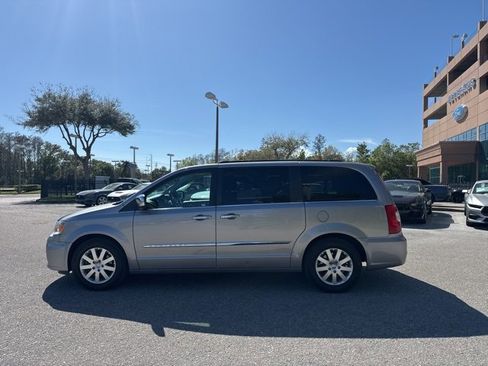 Used 2016 Chrysler Town & Country Touring image 2