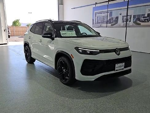 New 2026 Volkswagen Tiguan SE R-Line FWD image 2