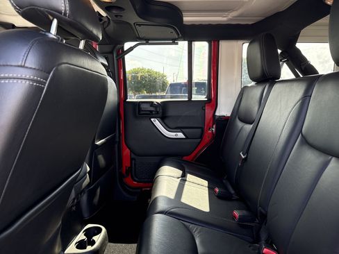 Used 2017 Jeep Wrangler Unlimited Sahara w/ Connectivity Group AWD/4WD image 33