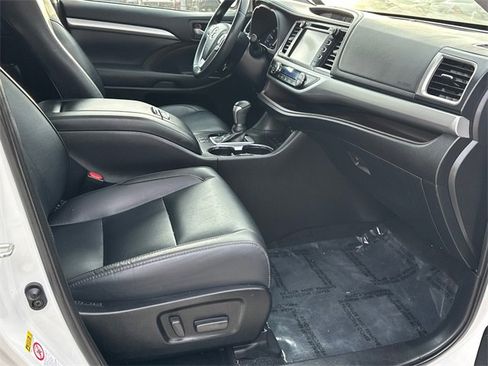 Used 2019 Toyota Highlander XLE image 7