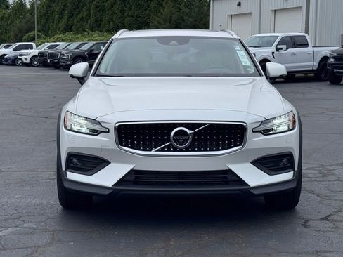 Used 2022 Volvo V60 T5 Cross Country AWD/4WD image 3