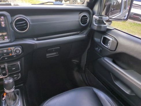 Used 2020 Jeep Gladiator Overland image 17