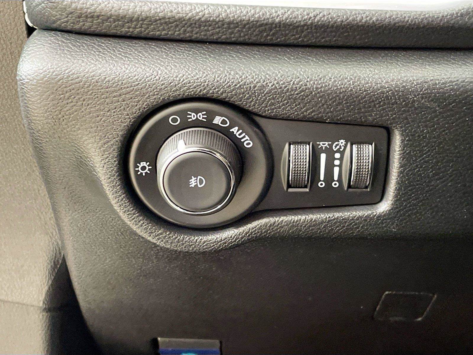 Used 2025 Chrysler Pacifica Limited FWD image 14