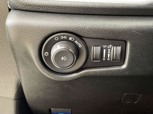 Used 2025 Chrysler Pacifica Limited FWD image 14