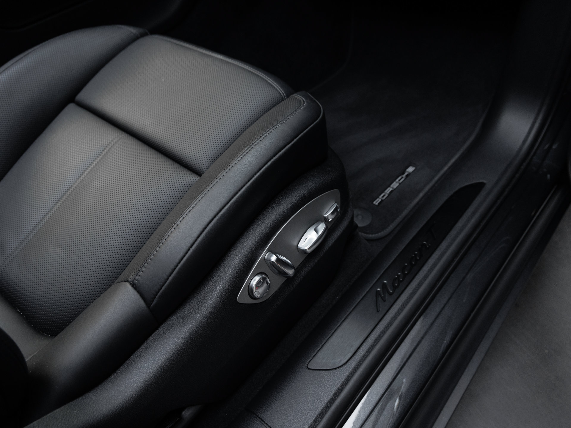 Certified 2026 Porsche Macan Turbo AWD/4WD image 36