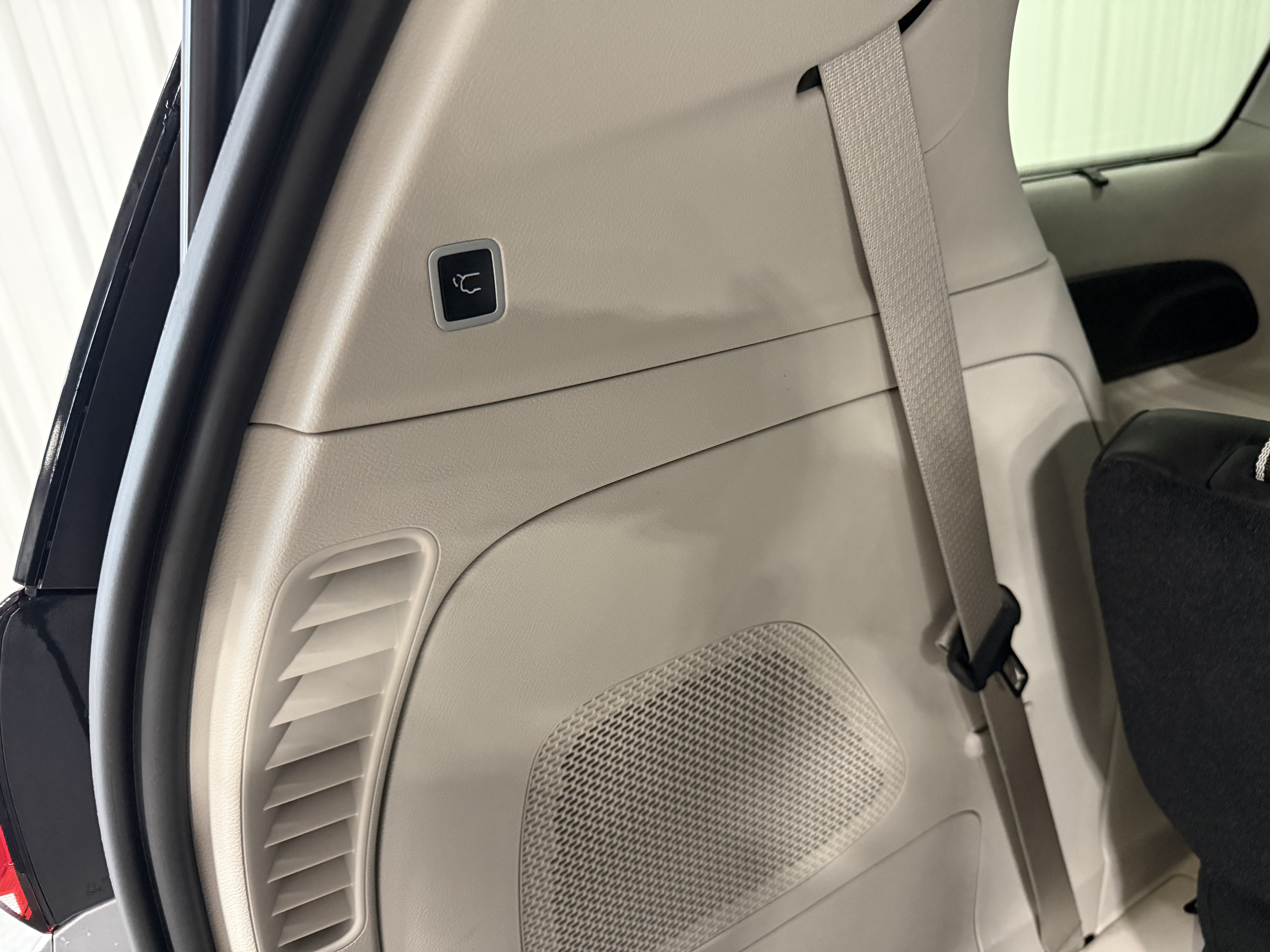 Used 2024 Chrysler Pacifica Touring-L w/ Uconnect Theater Family Group AWD/4WD image 6