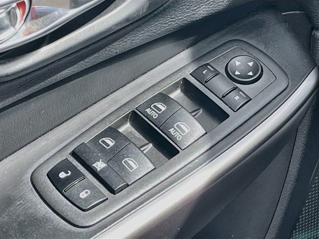 Used 2022 Jeep Cherokee Latitude Lux w/ Sun & Sound Group AWD/4WD image 17