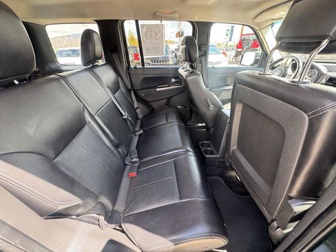 Used 2011 Jeep Liberty Limited w/ Tire & Wheel Group AWD/4WD image 10