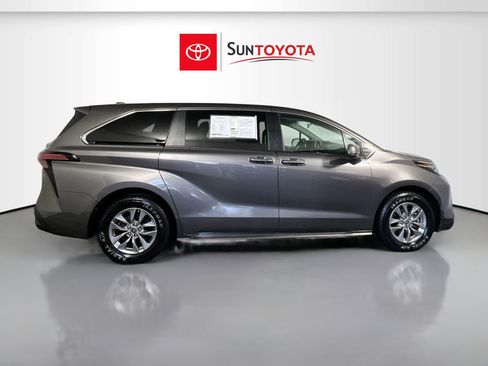 Used 2022 Toyota Sienna LE image 2