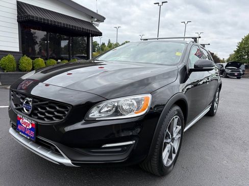 Used 2018 Volvo V60 T5 Cross Country w/ Convenience Package image 2