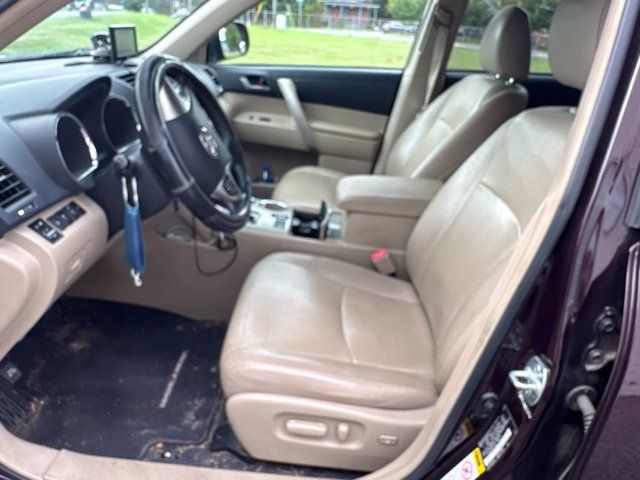 Used 2013 Toyota Highlander SE AWD/4WD image 13