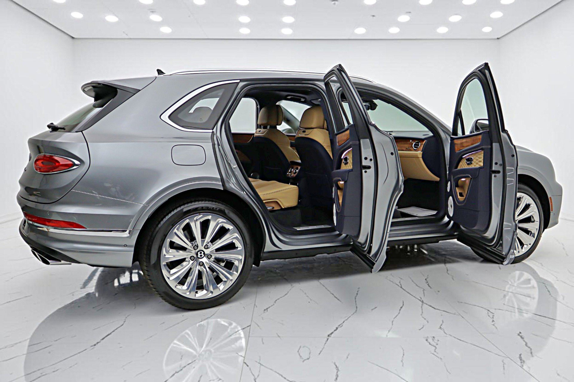 Used 2025 Bentley Bentayga AWD/4WD image 13