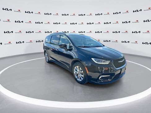 Used 2021 Chrysler Pacifica Touring-L FWD image 3