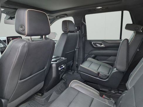 Used 2023 GMC Yukon SLT w/ SLT Premium Package image 16