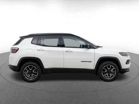 Used 2025 Jeep Compass Trailhawk AWD/4WD image 10