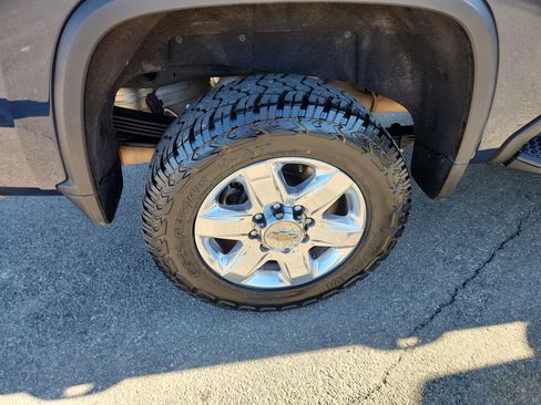 Used 2023 Chevrolet Silverado 2500 LTZ w/ LTZ Plus Package image 53