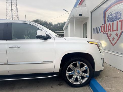 Used 2017 Cadillac Escalade Luxury AWD/4WD image 39