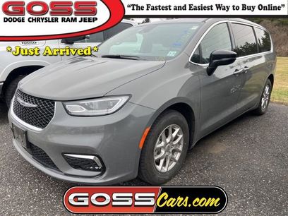 Used 2025 Chrysler Pacifica Select