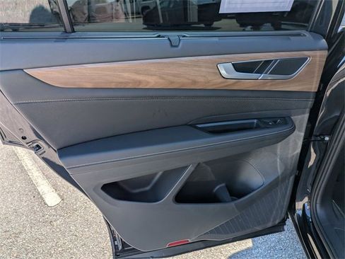 Used 2024 Volkswagen Atlas SE w/ Panoramic Sunroof Package image 23