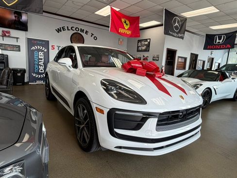Used 2024 Porsche Macan Turbo AWD/4WD image 2
