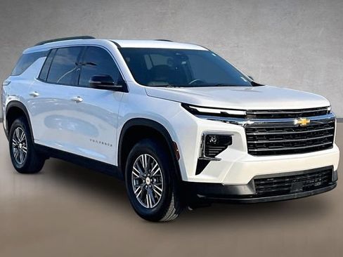 Used 2025 Chevrolet Traverse LT FWD image 8